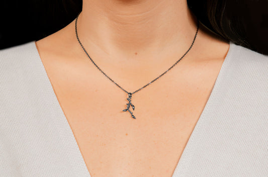 Collier Brindille coeur en Argent Oxydé avec chaine en laiton couleur nickel noir