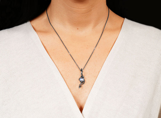 Collier Ballerine Noisetier en Argent Oxydé avec Pierre de Lune 8mm avec chaine en laiton couleur nickel noir