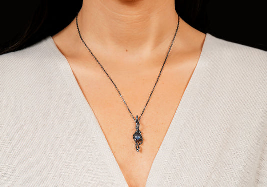 Collier Ballerine Noisetier en Argent Oxydé avec Labradorite 8mmavec chaine en laiton couleur nickel noir