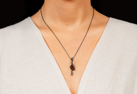 Collier Ballerine Noisetier en Argent Oxydé avec Ambre Cognac 8mm avec chaine en laiton couleur nickel noir