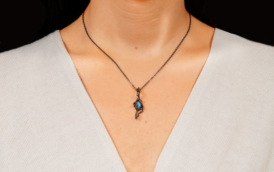 Collier Ballerine Noisetier en Bronze avec Labradorite 8mmavec chaine en laiton couleur nickel bronze