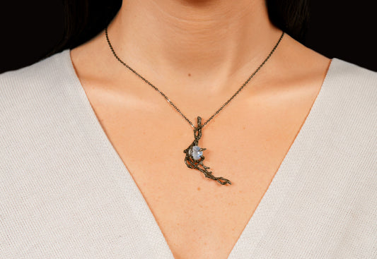 Collier Arabesque Noisetier en Bronze avec Pierre de Lune 8mm avec chaine en laiton couleur nickel bronze