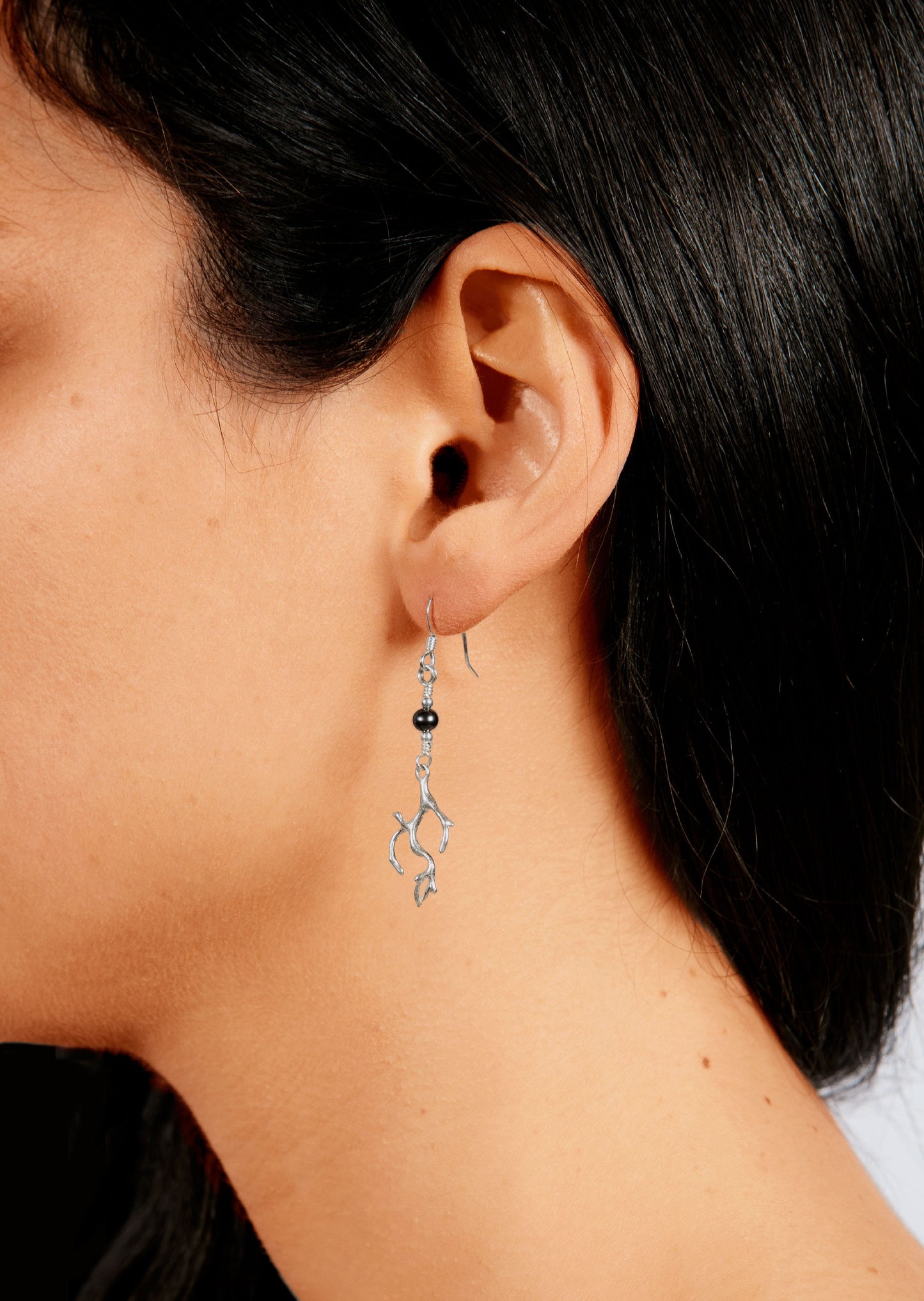 Boucles d'Oreilles Corail branche 22mm avec Perle Noire
