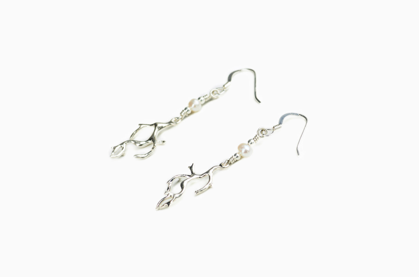 Boucles d'Oreilles Corail branche 22mm avec Perle Blanche