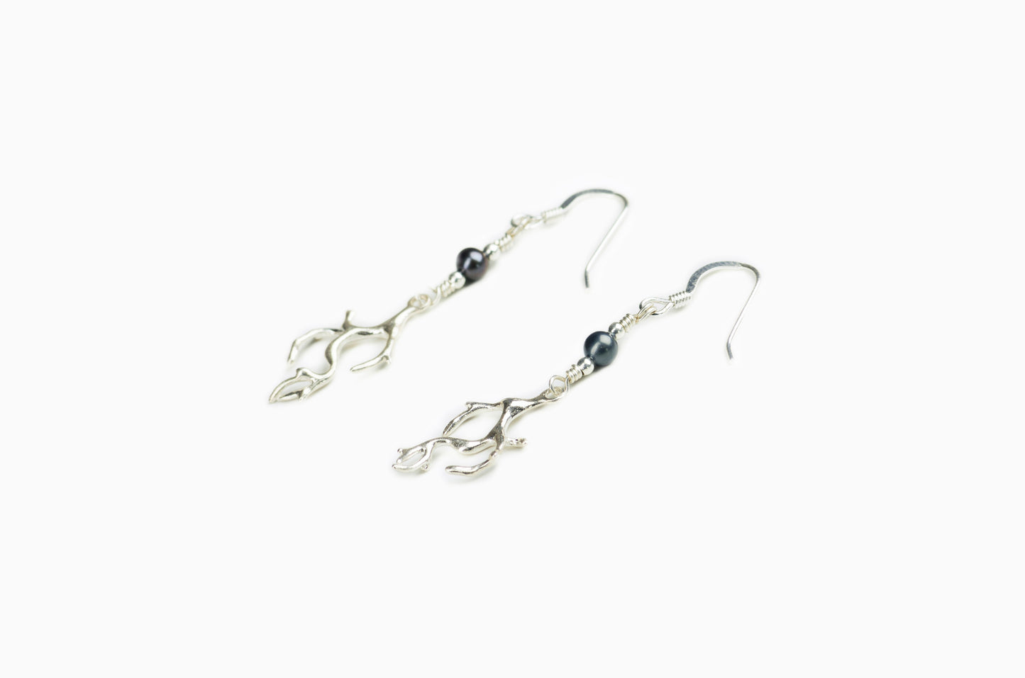 Boucles d'Oreilles Corail branche 22mm avec Perle Noire