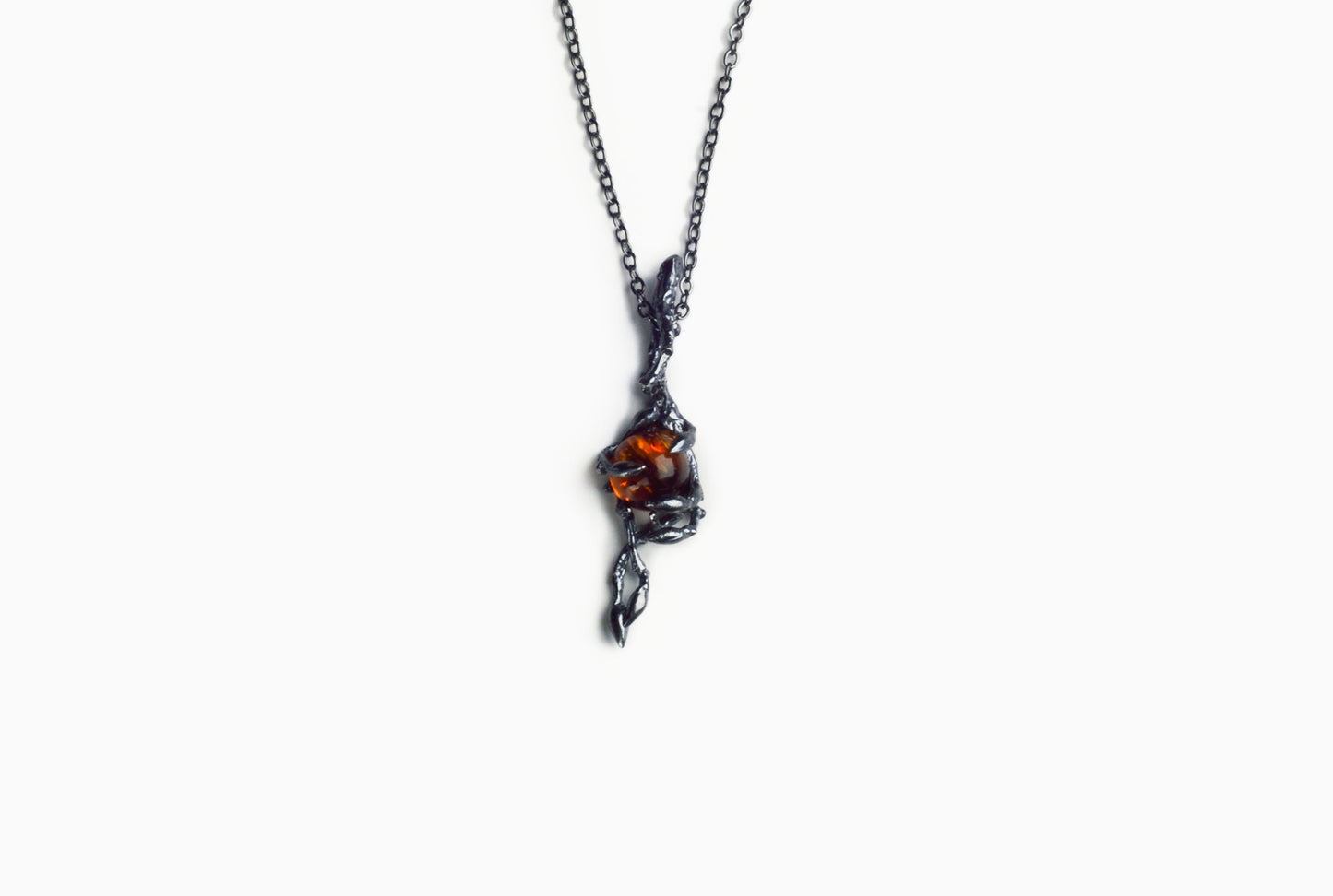 Collier Ballerine Noisetier en Argent Oxydé avec Ambre Cognac 8mm avec chaine en laiton couleur nickel noir