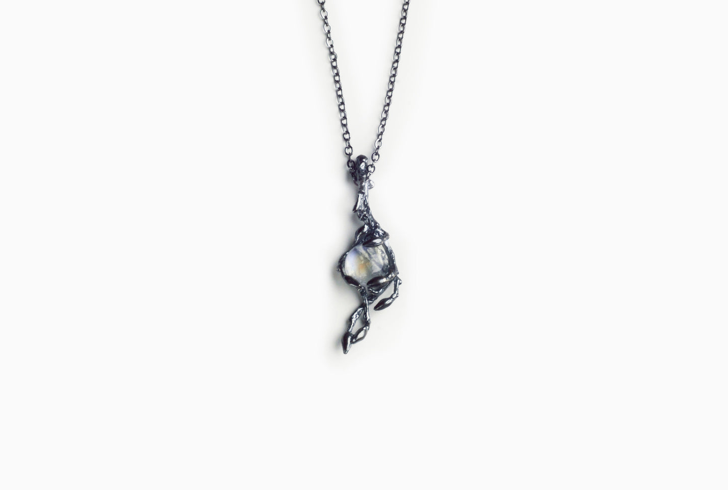 Collier Ballerine Noisetier en Argent Oxydé avec Pierre de Lune 8mm avec chaine en laiton couleur nickel noir
