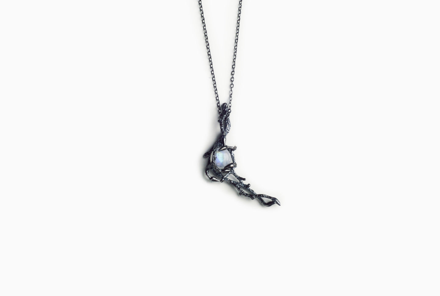 Collier Arabesque Noisetier en Argent Oxydé avec Pierre de Lune 8mm avec chaine en laiton couleur nickel noir