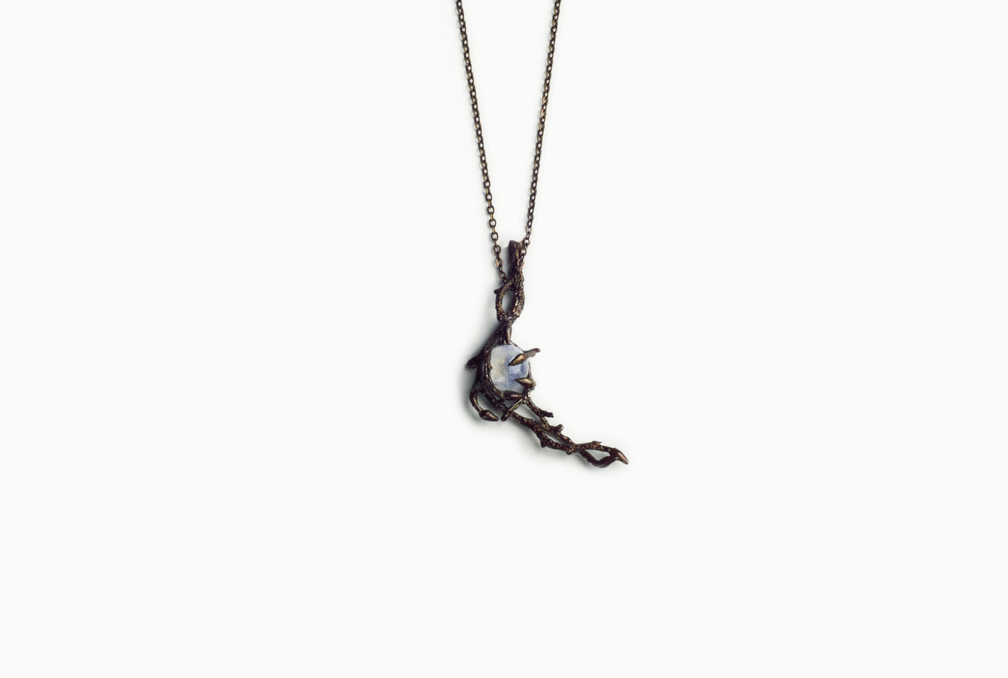 Collier Arabesque Noisetier en Bronze avec Pierre de Lune 8mm avec chaine en laiton couleur nickel bronze