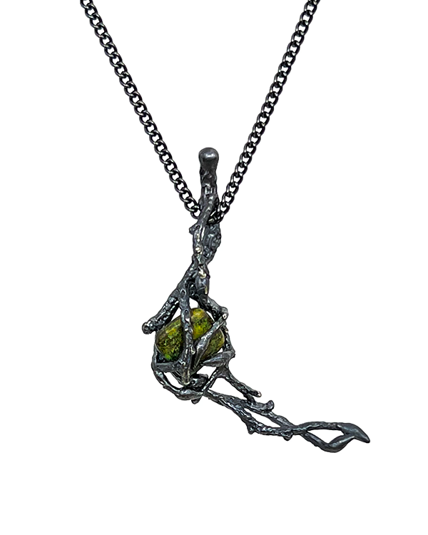 Collier Arabesque Noisetier en argent oxydé Gaspéite Brute avec chaine en laiton couleur nickel noir